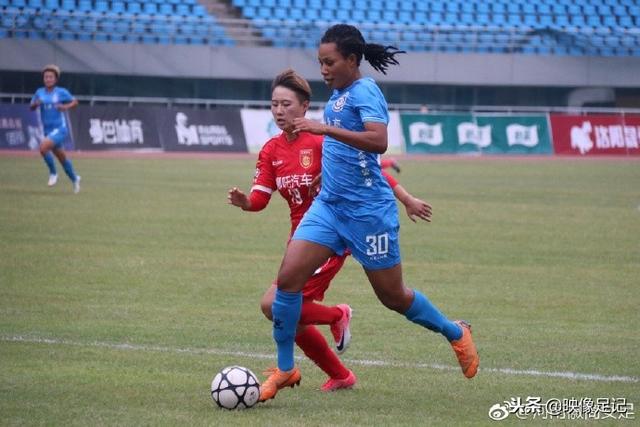 妈妈分享女儿宿舍布置惹争议，网友纷纷吐槽上铺无路可走